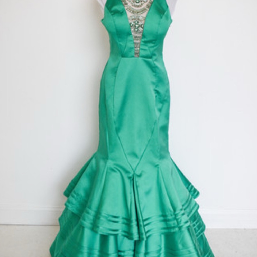 Elegant Green Evening Gown - Picture 4 of 5